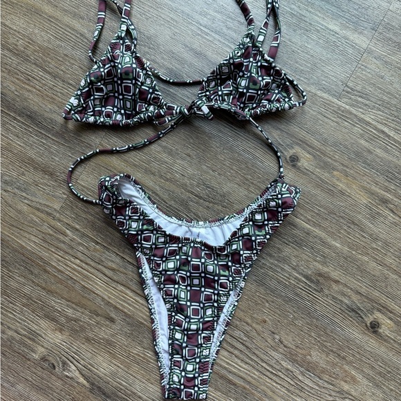 Geometric Patterned Bikini Set - Picture 5 of 9